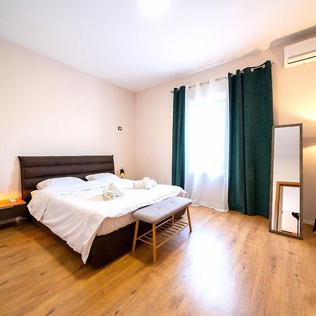 Colorful Comfy Condo Central Тирана Екстер'єр фото