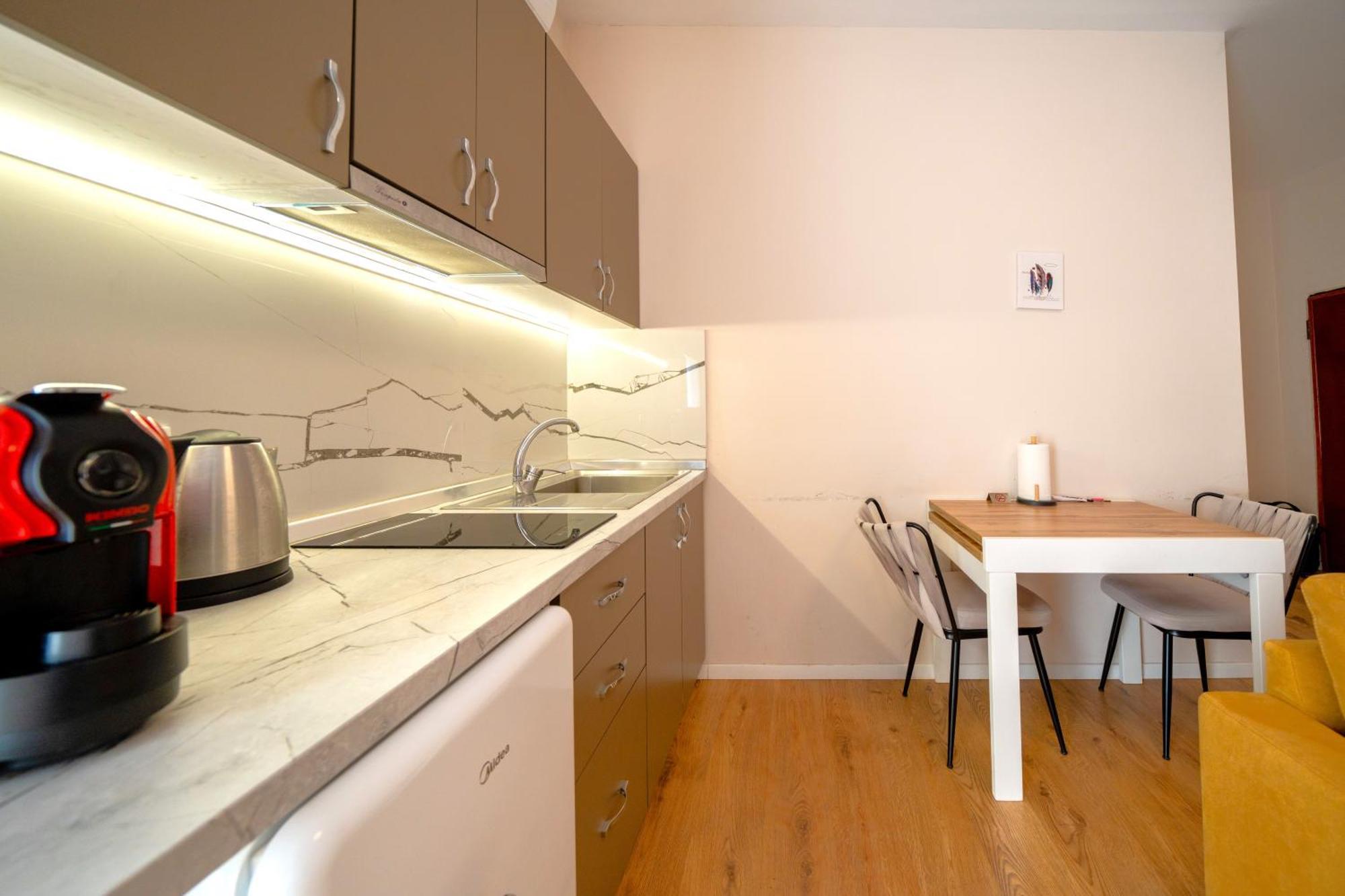 Colorful Comfy Condo Central Тирана Екстер'єр фото