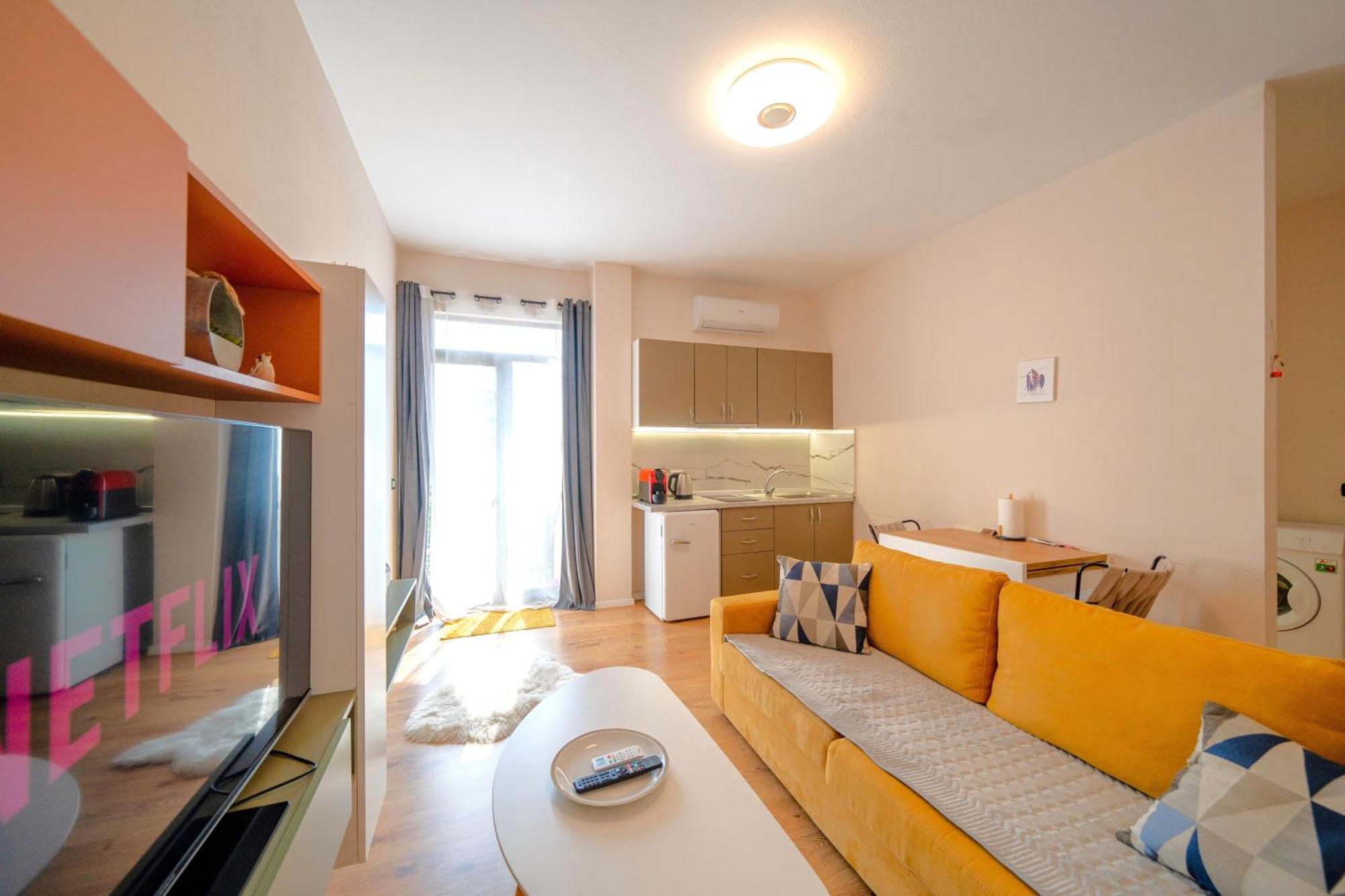 Colorful Comfy Condo Central Тирана Екстер'єр фото